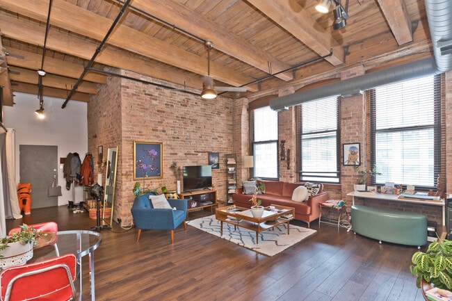Building Photo - 400 S Green St