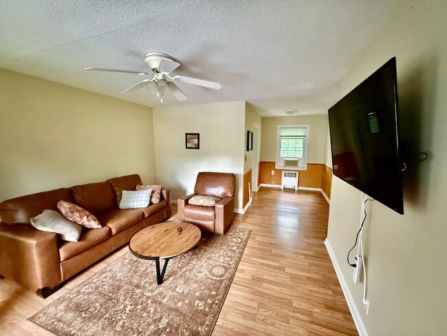 Foto del edificio - Two bedroom, 1 bath condo in Burlington (Brookwood Garden) Water and heat included!-$150 off depo...