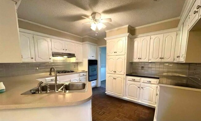 Foto del edificio - Spacious Pleasant Grove Home available for rent!