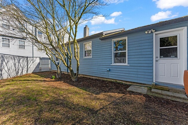 Building Photo - Rare 2 bedroom 1 bath HOUSE by Columbia River Marina!