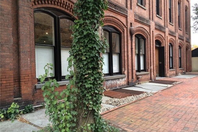 Building Photo - 300 Ferdon Ave
