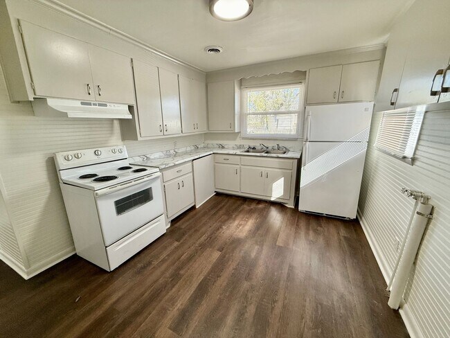 Building Photo - 2 Bedroom Madison Duplex w/ Fenced Yard $1300