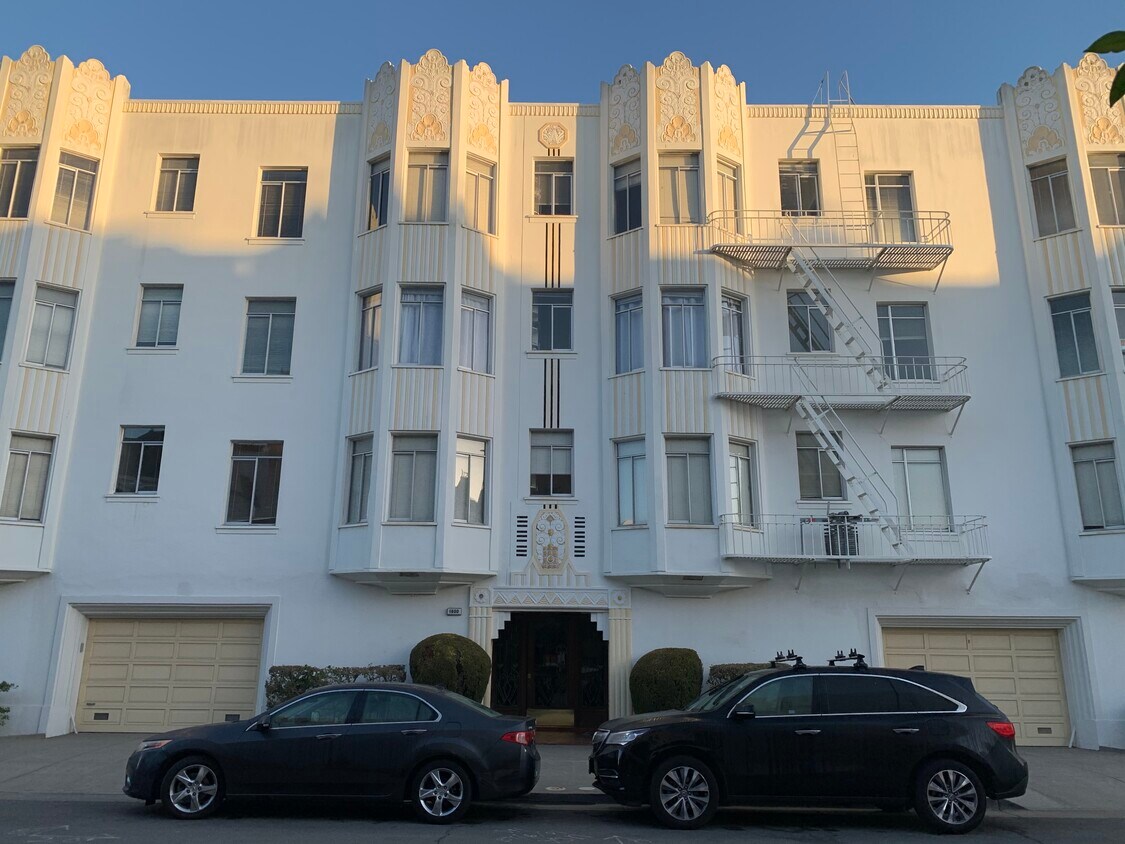 15 Unit Deco Building - 1600 Beach St