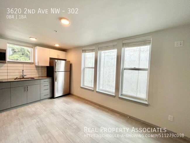 Building Photo - Amazing Location! Top Floor Fremont Studio...