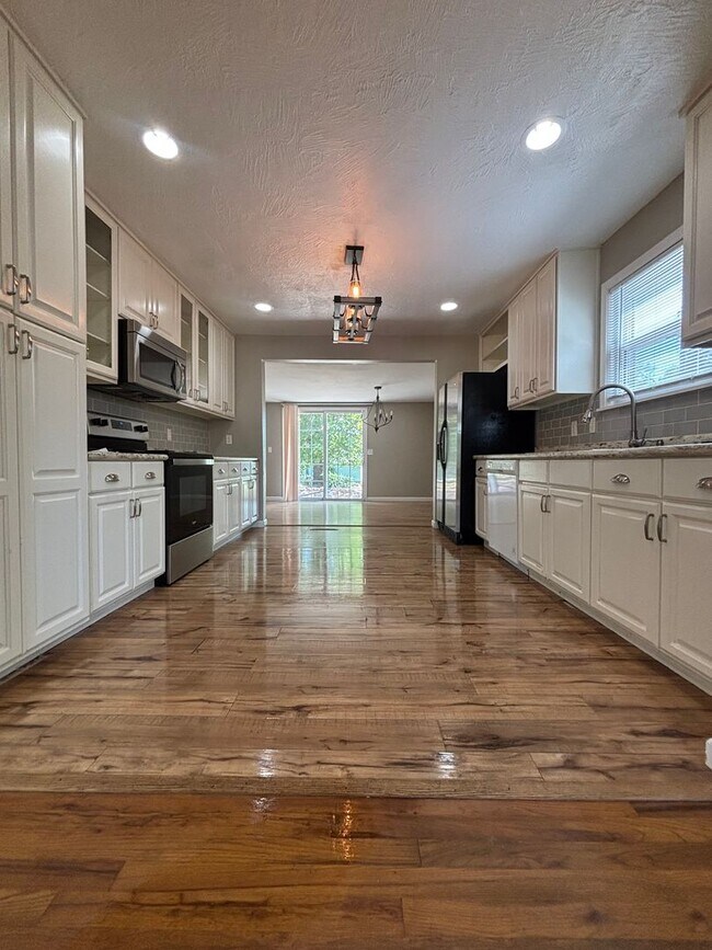 Foto del edificio - Great location in Willard! Available Now 4...