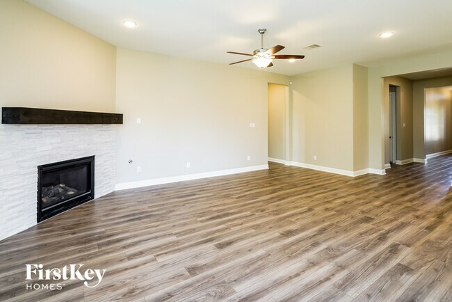 Foto del edificio - 5003 Wooded Lake Dr