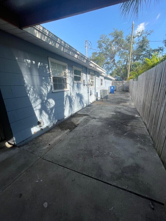 Foto del edificio - 716 21st St N