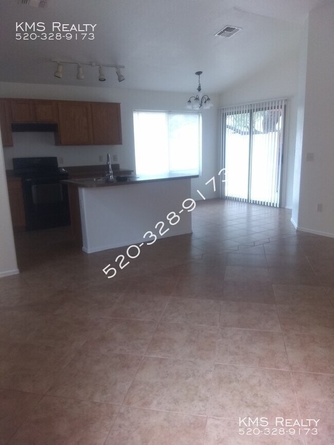 Building Photo - 2 Bedroom 2 Bath plus a Den Town home - 60...