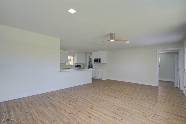 Building Photo - 372 Park Ln Dr