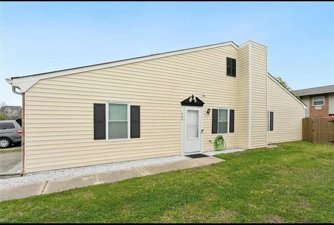 Building Photo - 566 Peregrine St