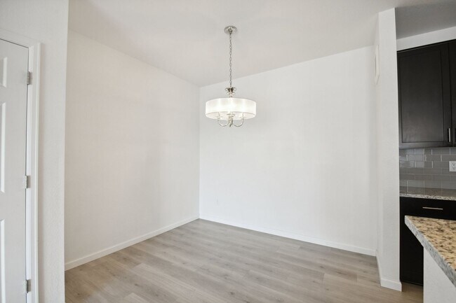 Building Photo - 3 Bedroom Condo With A Garage!