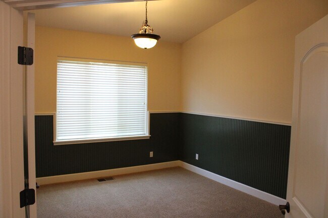 Building Photo - Relaxing Home With Beautiful Touches!