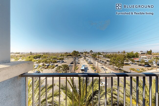 Foto del edificio - 6700 Warner Ave