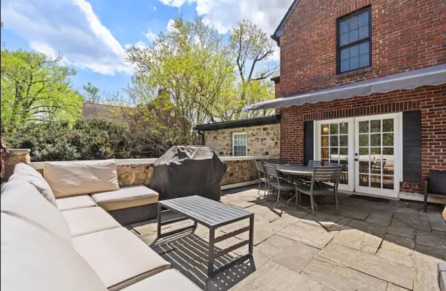 Foto del edificio - The Glebe Castle: Spacious 5BR House in Ar...