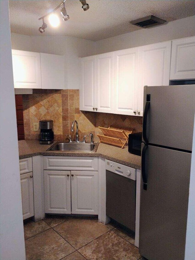 Foto del edificio - 1827 Middle River Dr