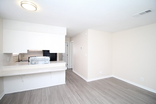 Building Photo - Updated 1BR/1BA Apartment Near UWF – Ideal...