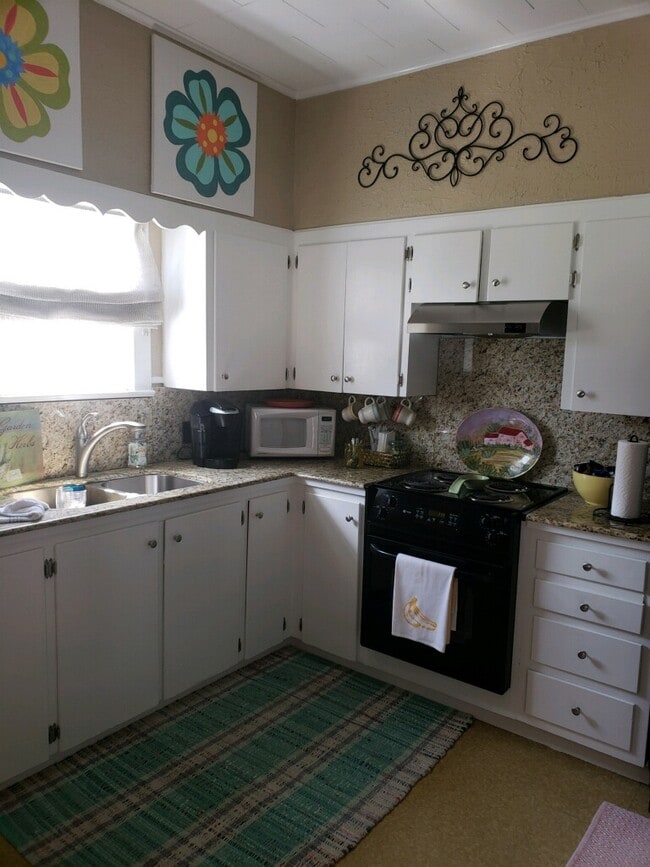 Kitchen - 105 Rayland St