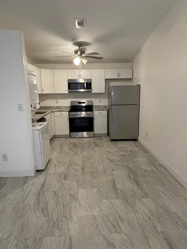 Foto del edificio - 6831 Tiki Ln