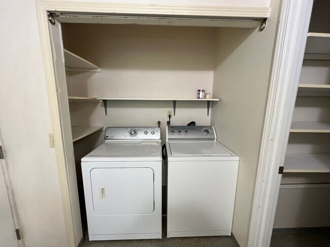 Building Photo - 2 Bedroom/ 1 Bath Unit in Mapleton, OR- Av...