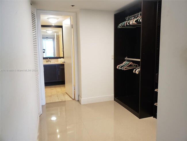 Foto del edificio - 1717 N Bayshore Dr
