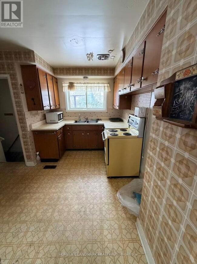 Building Photo - 42 Godfrey Dr