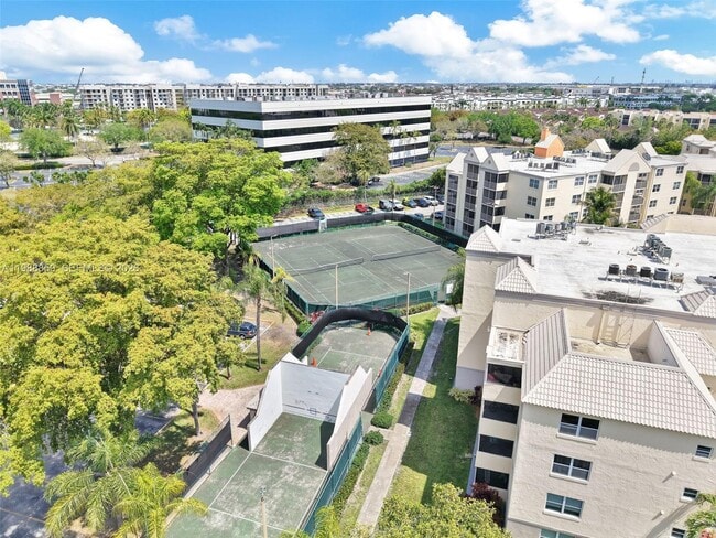 Foto del edificio - 8343 Lake Dr