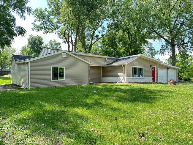 Building Photo - 3 Bed 2 Bath 2 Stall Garage - Country Styl...