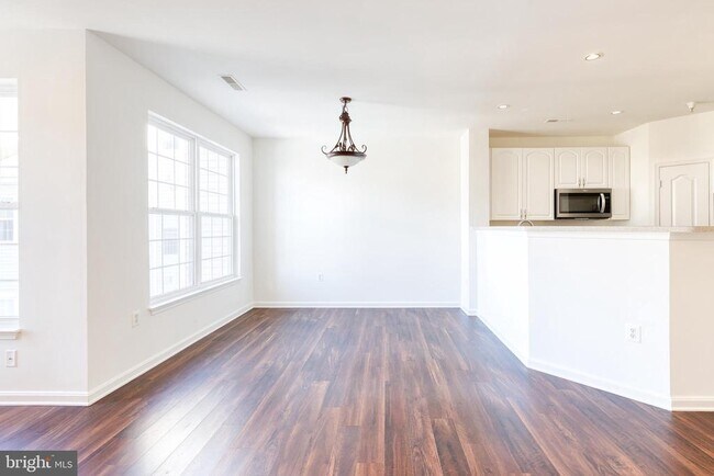 Foto del edificio - 400 Symphony Cir