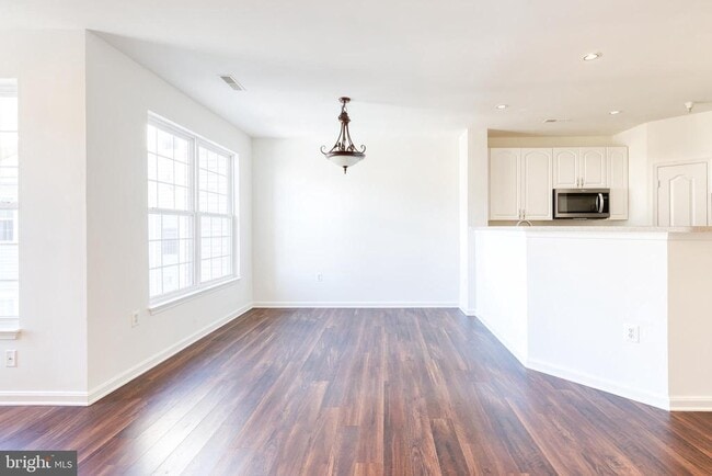 Building Photo - 400 Symphony Cir