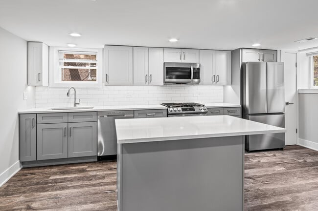 Building Photo - 2144 W Shakespeare Ave