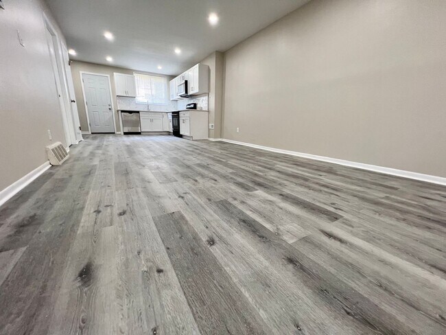 Building Photo - Lovely 3-Bedroom Townhouse in West Philade...