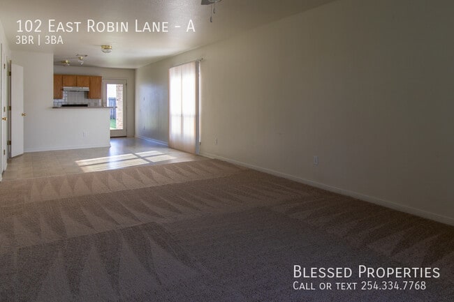 Building Photo - 102 E Robin Ln