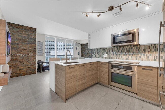 Building Photo - 1300 Brickell Bay Dr