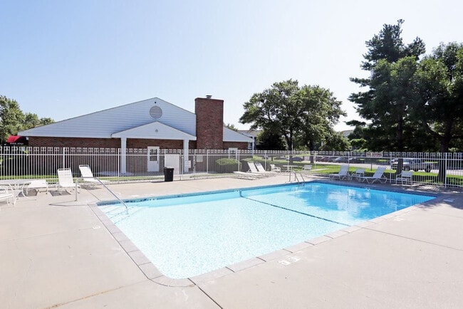 Building Photo - Colonial Heights