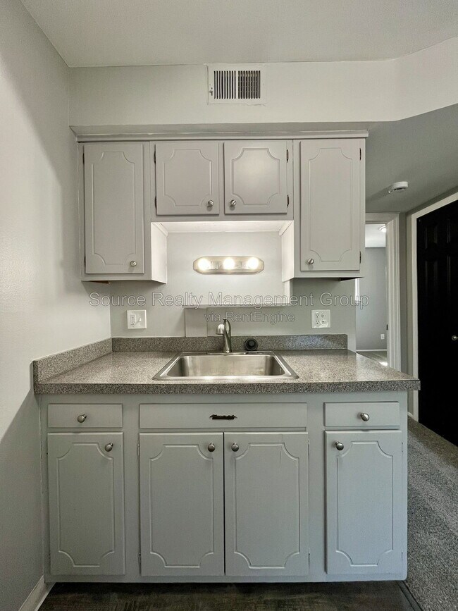 Building Photo - 4441 Oakwood