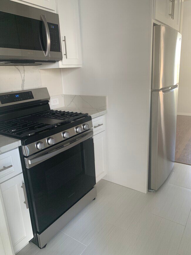 new range and refrigerator - 8342 W 1st St