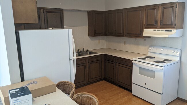 Kitchen - 508 W Strawberry Ave