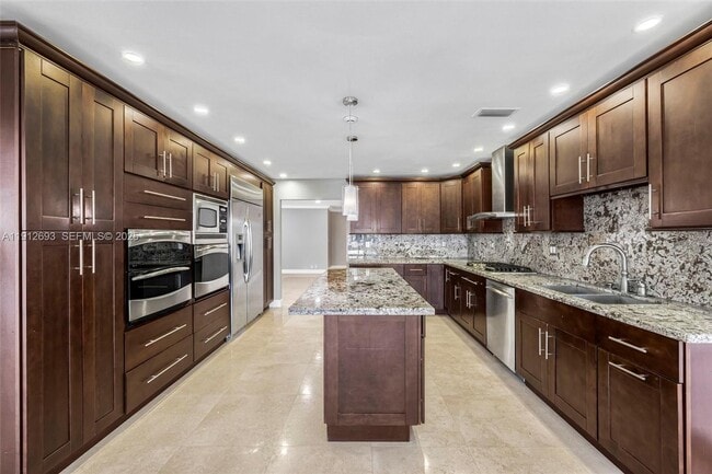 Building Photo - 633 Solar Isle Dr