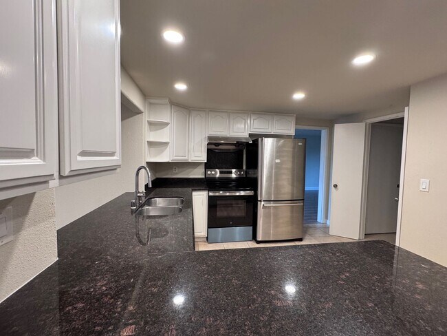 Foto del edificio - Spacious House with pool, family room, garage, deck and low maintenance landscaping