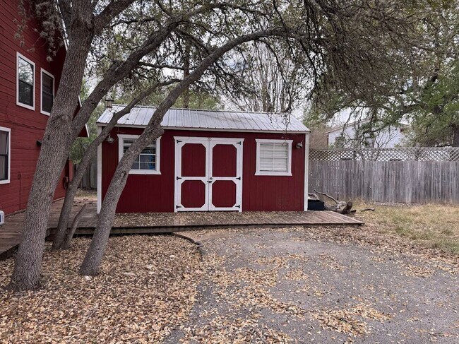 Foto del edificio - 2 Homes on 6-acres!