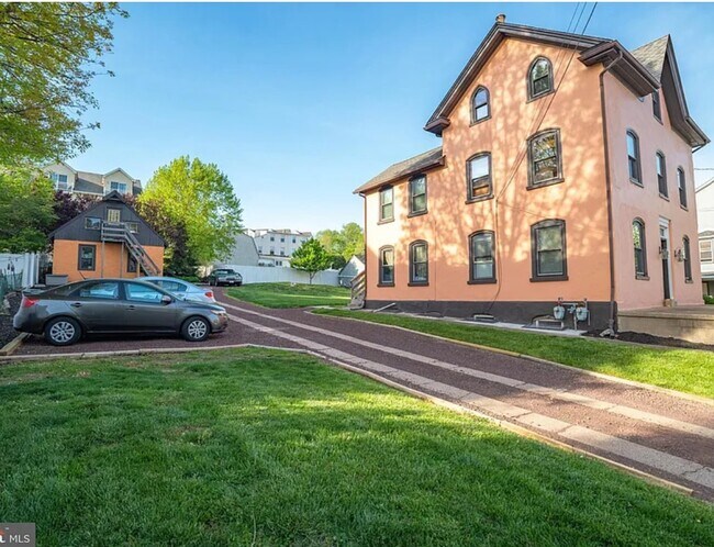 Foto del edificio - 814 E Hector St