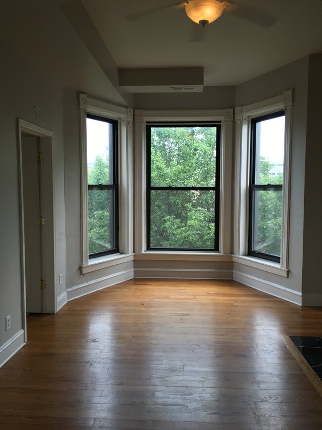 Living room - 1038 S Oakley Blvd