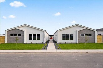 Building Photo - 16 Woodpecker Rd