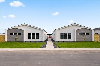 Building Photo - 17 Woodpecker Rd
