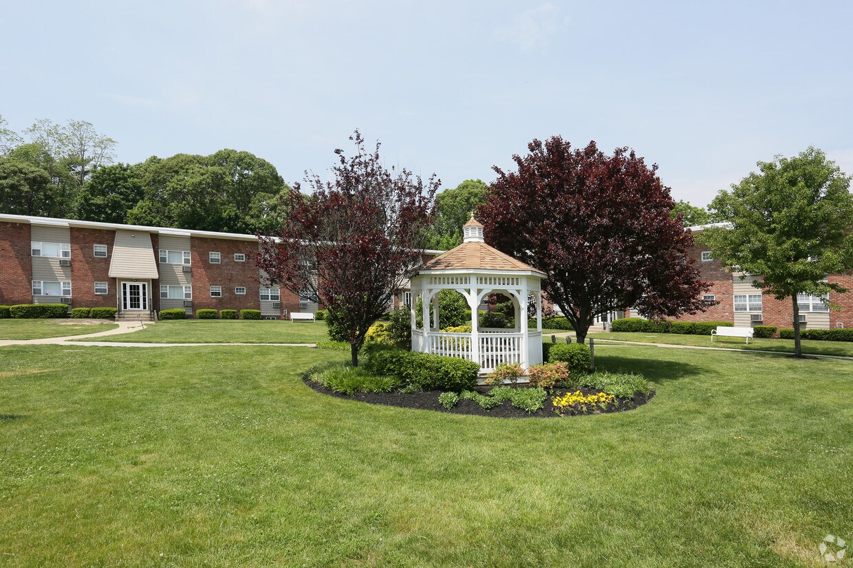The Meadows at Lake Ronkonkoma Rentals Lake Ronkonkoma, NY