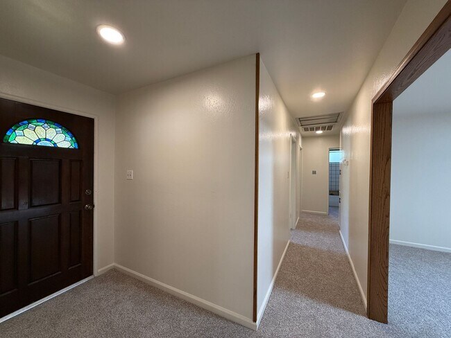 Building Photo - Classic 1950's Charm