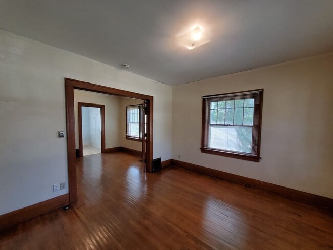 Building Photo - 524 W Seerley Blvd