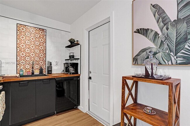 Foto del edificio - 754 NE 40th St