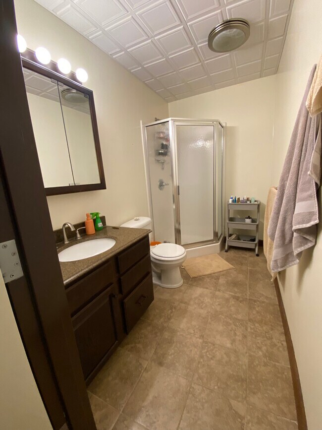 Building Photo - 904 W 4th St