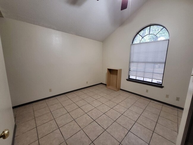Building Photo - 1530 Serene Dr